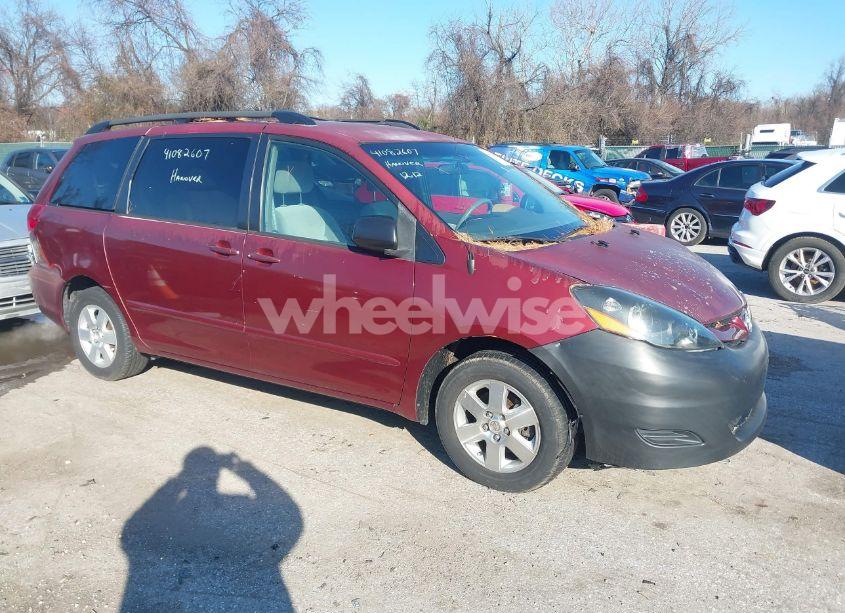 Photo of TOYOTA SIENNA LE