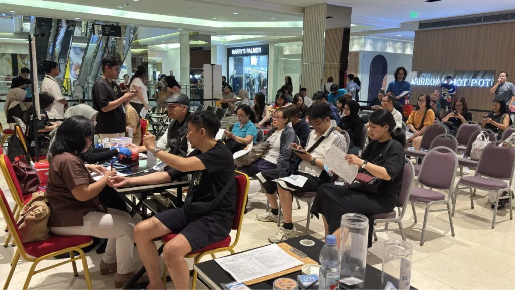 Suasana hangat di rumah berkat dipenuhi relawan yang antre untuk mendonorkan darah, mencerminkan dampak positif donor darah sebagai simbol solidaritas dan kepedulian yang nyata.