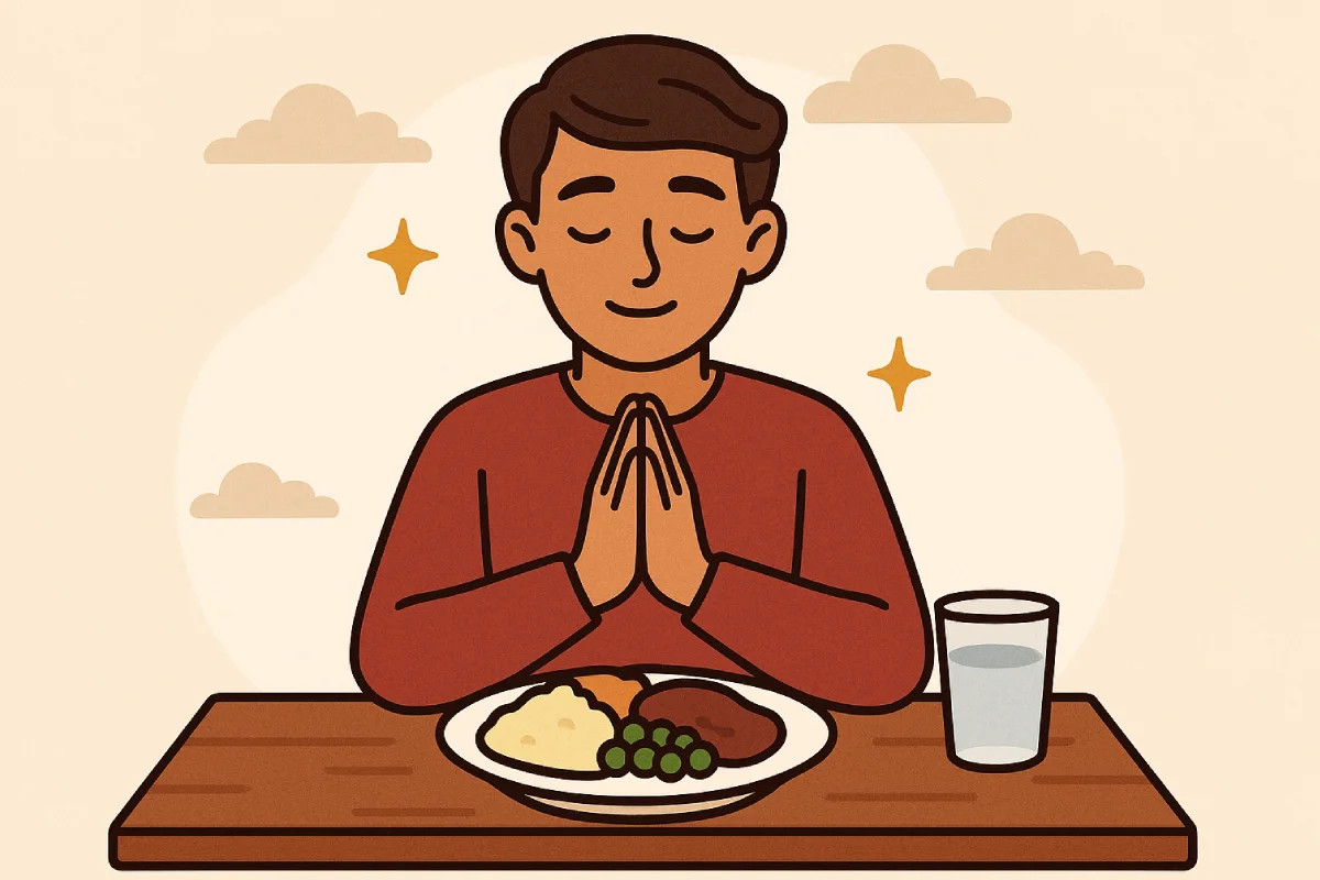 Seorang pria duduk di meja makan dengan tangan bersilang berdoa sebelum menyantap hidangan sederhana merupakan simbol Renungan Singkat tentang Bersyukur atas nikmat yang diberikan.