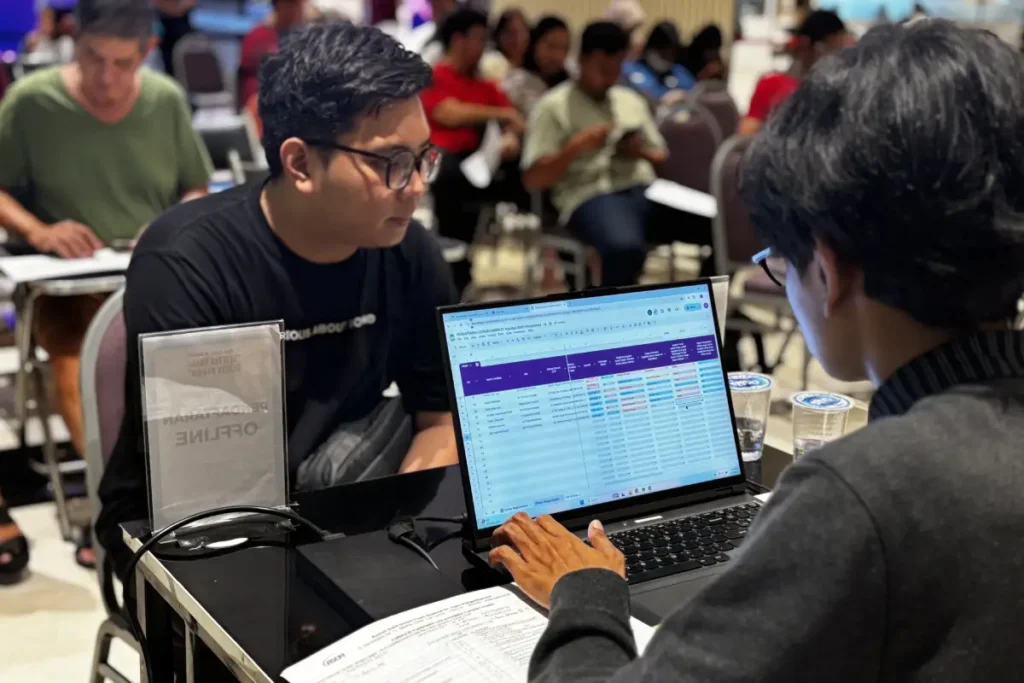 Petugas sedang memproses data donor darah dalam acara Donor Darah Rumah Berkat ke-9 menggunakan sistem online.