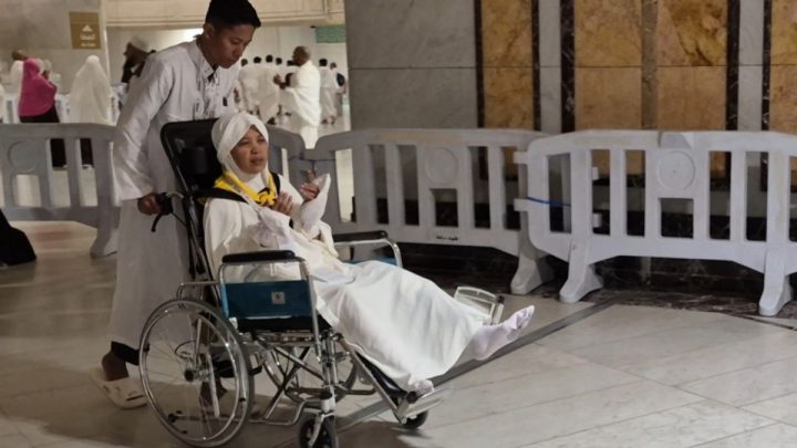 Bakti sang anak dan dedikasi petugas mengawal asa Fuadah berhaji