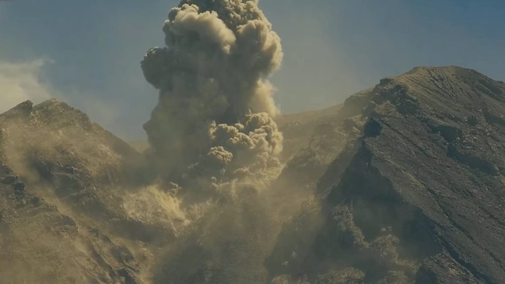 GUNUNG-SEMERU-19-KALI-ERUPSI-DENGAN-KETINGGIAN-KOLOM-ABU-CAPAI-1200-M