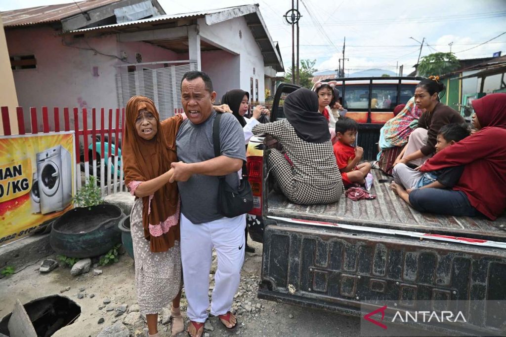 Warga-panik-akibat-gempa-bumi-Palu-160626-bmz-1