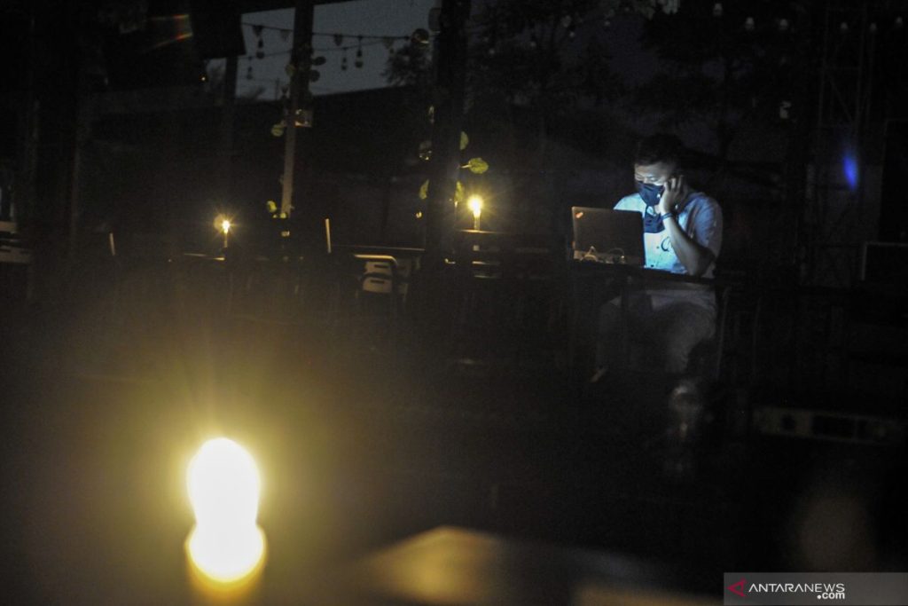 antarafoto-mati-lampu-akibat-pemeliharaan-jaringan-listrik-110520-fm-4