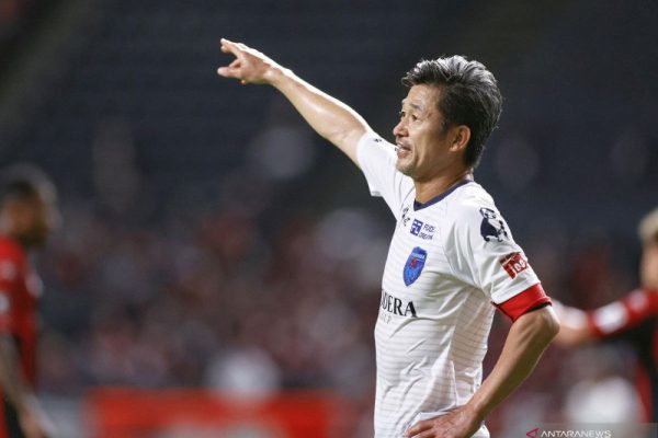 2021-12-21T164847Z_1_LYNXMPEHBK0RK_RTROPTP_4_SOCCER-JAPAN-KING-KAZU