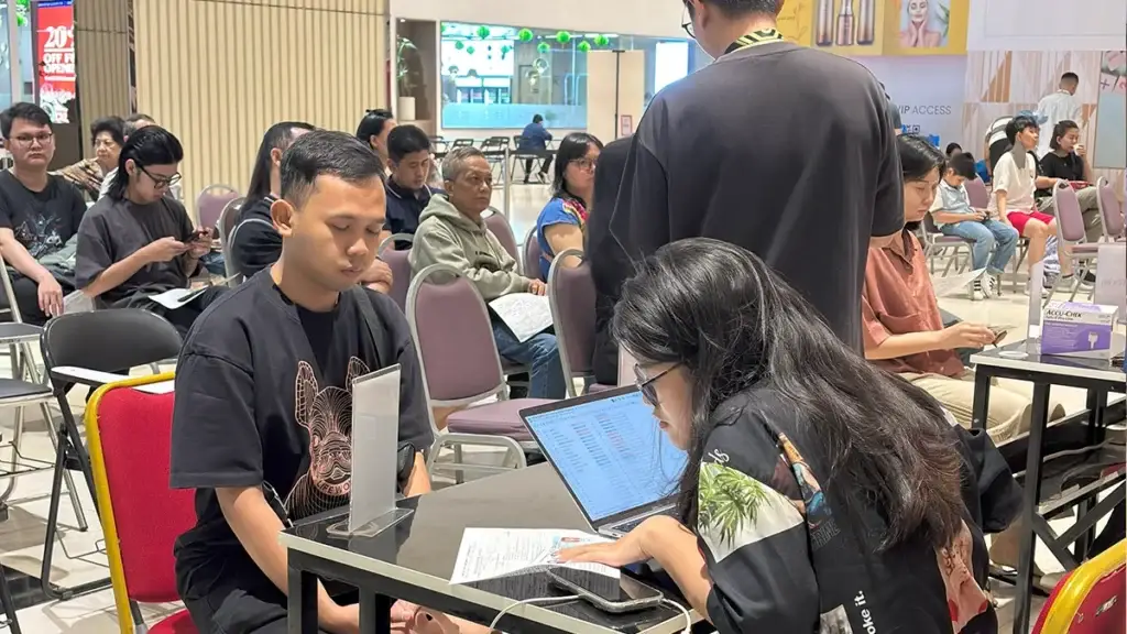 Peserta donor darah menunggu giliran di event Rumah Berkah 22 Juni 2025, dengan poster yang menampilkan informasi donor darah berapa bulan sekali untuk menjaga kesehatan pendonor dan keberlanjutan stok darah.