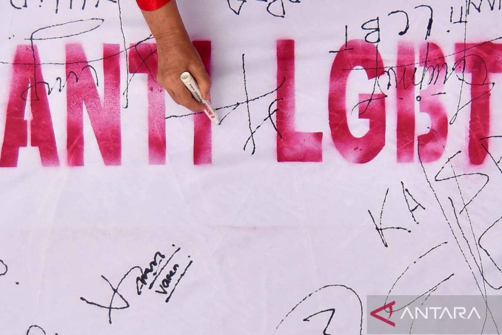 Deklarasi-anti-LGBT-di-Padang-210626-Ief-4
