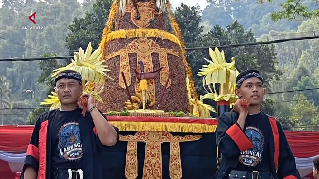 LARUNG-SESAJI-JADI-MAGNET-WISATA-TELAGA-NGEBEL