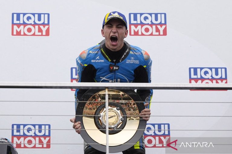 Raul-Fernandez-Sentuh-Garis-Finis-Di-MotoGP-Australia-191025-ABR-3-2