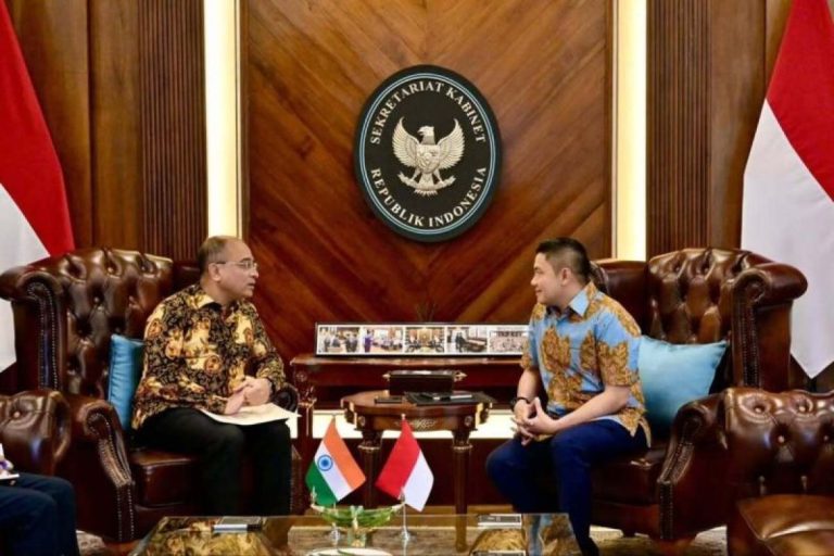 Sekretaris-Kabinet-Teddy-Indra-Wijaya-menerima-kunjungan-Duta-Besar-India-untuk-Indonesia-Dube