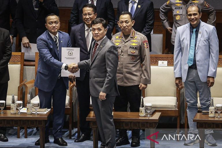dpr-setujui-ruu-polri-jadi-undang-undang-090626-dr-04