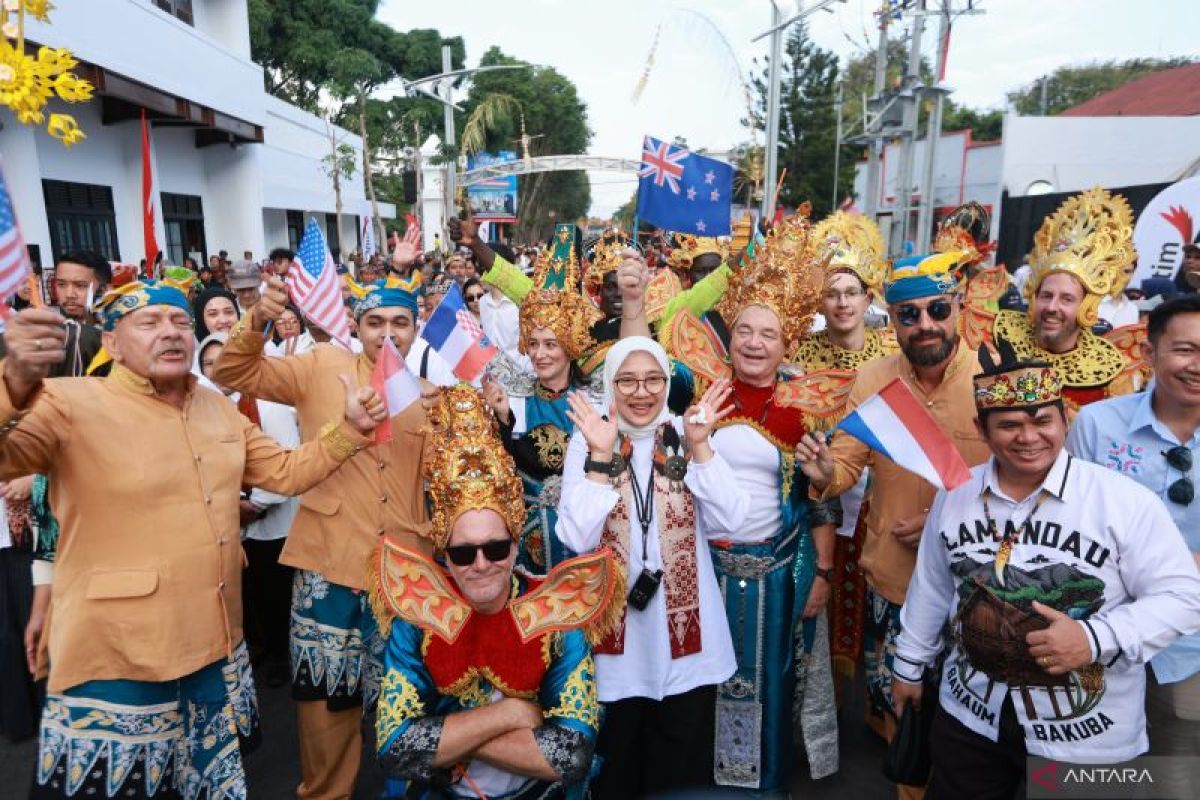 Wisatawan mancanegara ambil bagian gelaran Banyuwangi Ethno Carnival