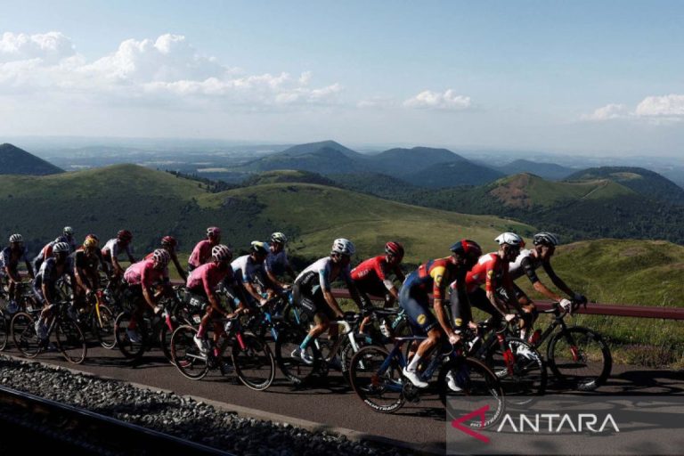 2023-07-09T164700Z_706331537_UP1EJ7919TZLI_RTRMADP_3_CYCLING-FRANCE