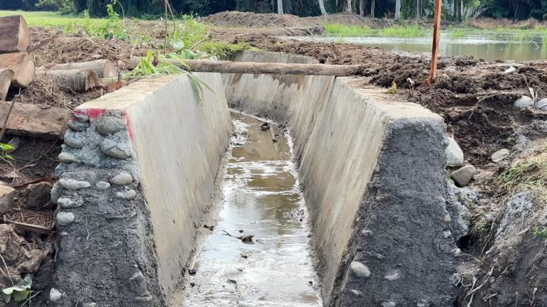 AB_DORONG-HASIL-PERTANIAN-PEMPROV-SULSEL-BANGUN-IRIGASI-RP120-M-DI-LUWU-2