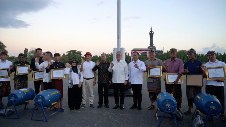 MENKO-PANGAN-PILAH-SAMPAH-DARI-RUMAH-KUNCI-UTAMA-ATASI-SAMPAH-DI-BALI