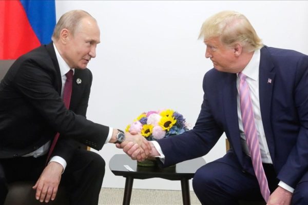 Trump-dan-Putin-jabat-tangan