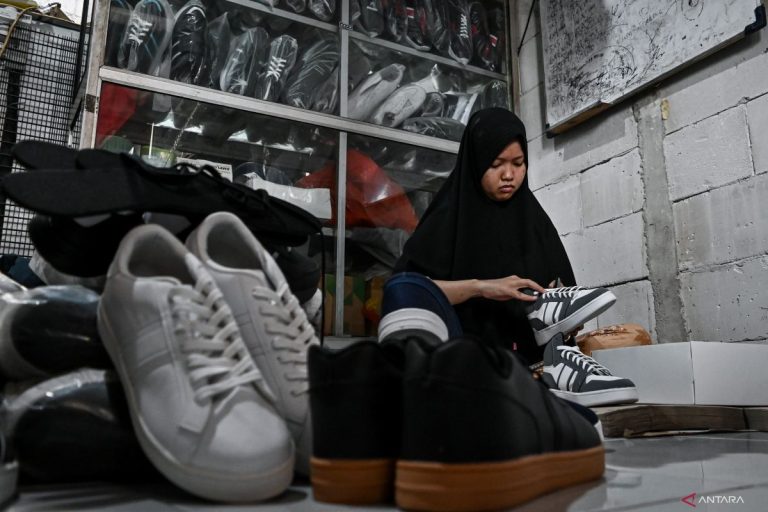antarafoto-umkm-sepatu-ukuran-besar-di-tangerang-selatan-201123-sth-4