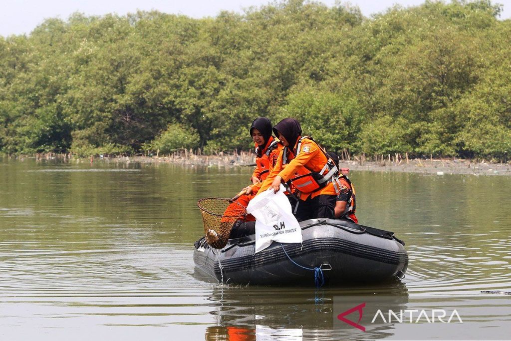 dok.Bersih-bersih-sampah-mangrove-2-1_1