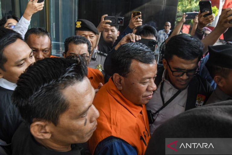 kpk-tahan-bupati-kuantan-singingi-suhardiman-amby-2815171